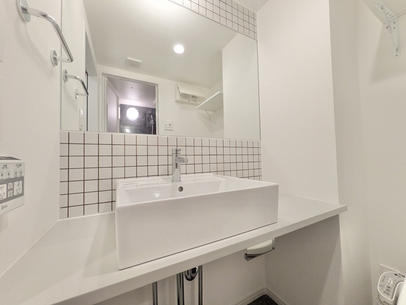 洗面設備　白基調で清潔感のある空間