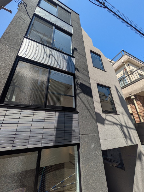 建物外観　直線的でスタイリッシュな外観