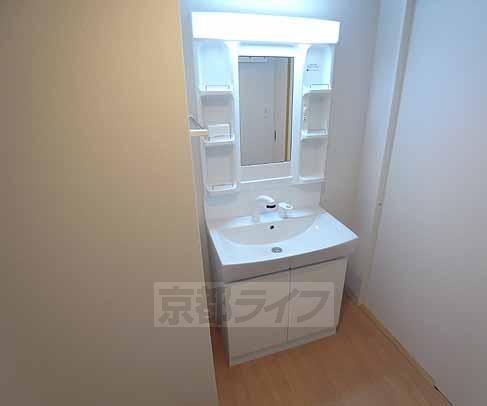 洗面設備　シャンプードレッサ付独立洗面台です。