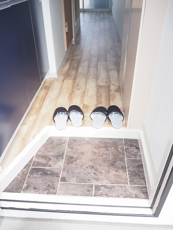 玄関　玄関にはスリムなシューズボックスもございます！