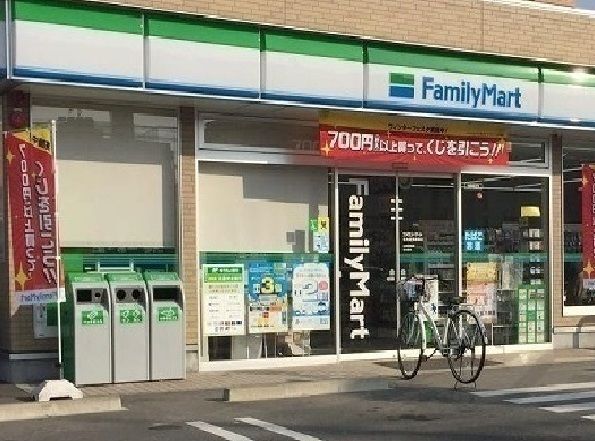コンビニ　ファミリーマート（コンビニ）まで1300m