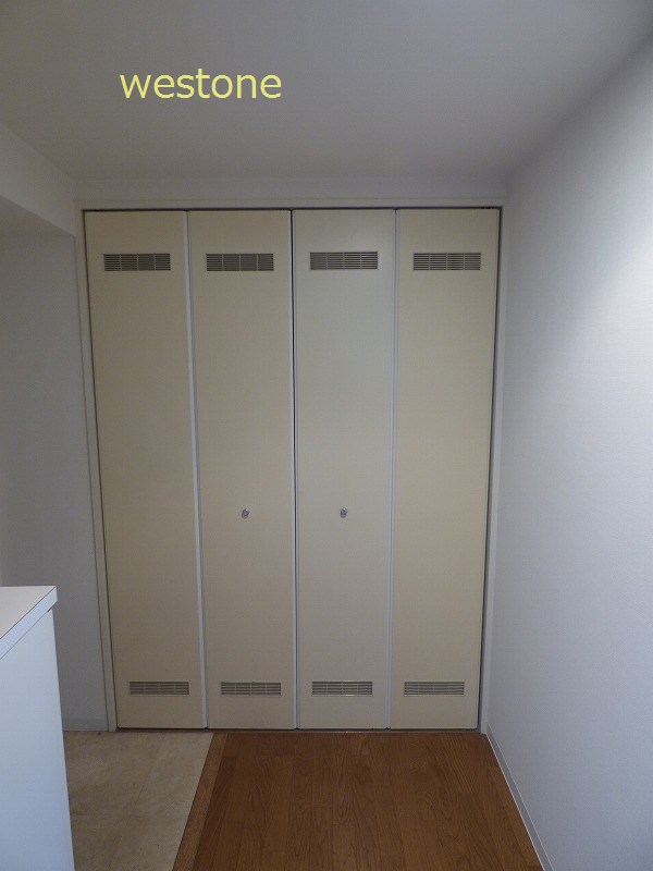 玄関　玄関の壁面収納スペース