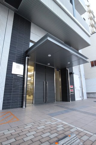 エントランス　右手の白い扉がゴミ置場入り口です