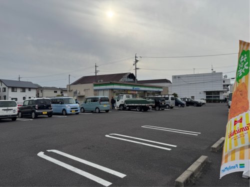 コンビニ　ファミリーマート（コンビニ）まで829m