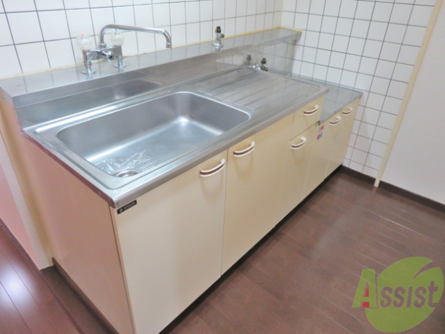 キッチン　シンプルなキッチンです。一人暮らしにはちょうどいいサイズ。