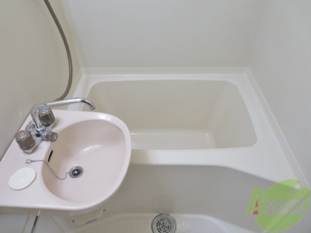 バス・シャワールーム　バスルームは狭すぎず、シャワーも浴びやすそうです。