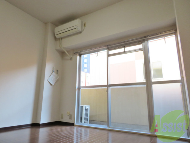 その他部屋・スペース　別の角度から洋室を撮影しました。日射しがあり明るい印象。