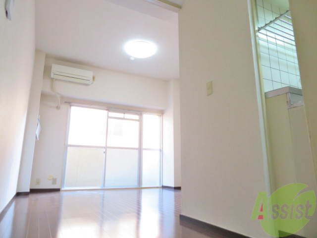 居室・リビング　隅々から洋室を撮影したので、イメージを掴んでください。