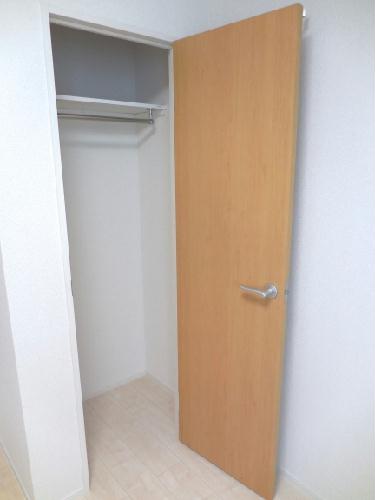 収納　ポール付き収納でコートやスーツもらくらくしまえます。