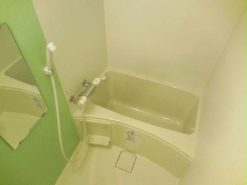 バス・シャワールーム　浴室乾燥機付きで雨の日も安心して洗濯できます。