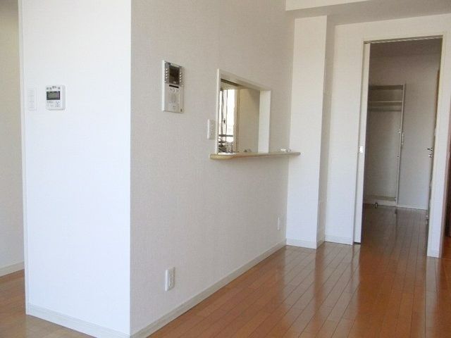 居室・リビング　バルコニー側から室内を見て