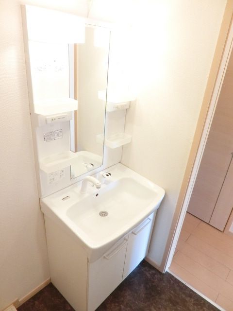 洗面設備　忙しい朝に活躍する独立洗面台です