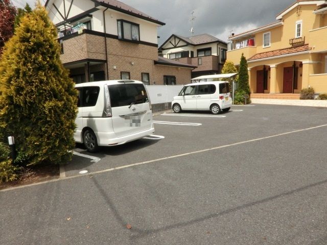 駐車場　広々駐車場で駐車もラクラクですね♪