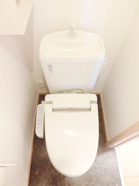 トイレ　温水洗浄便座付きトイレです