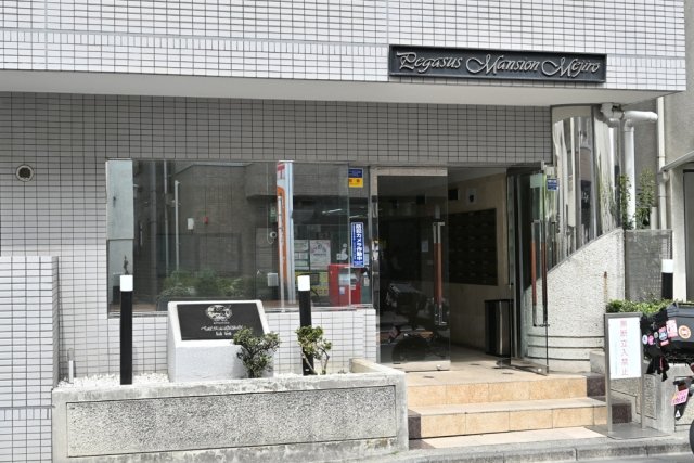 エントランス　落ち着いたエントランスです