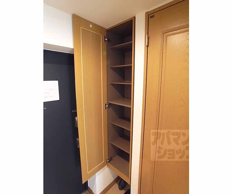 収納　玄関スペースの下駄箱（姿鏡付き）