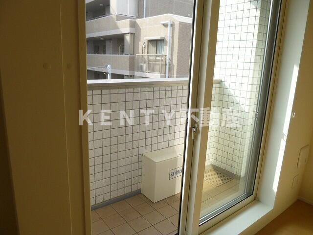 バルコニー　暖かな日差しのふりそそぐバルコニー