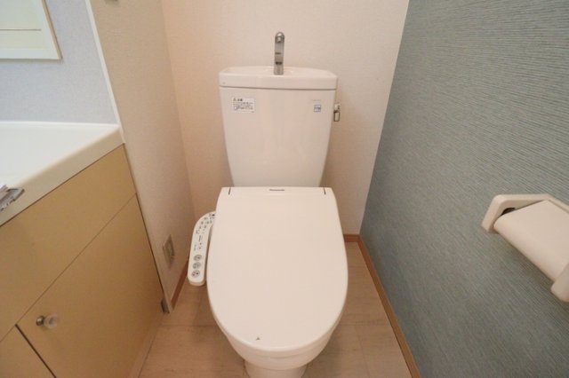 トイレ　もちろん温水洗浄暖房便座です（デザインクロス仕様）