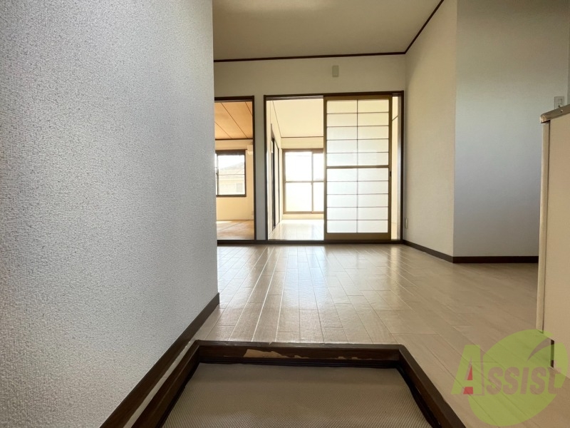 玄関　玄関から撮影しました。敷居が高くなくて安心ですね。