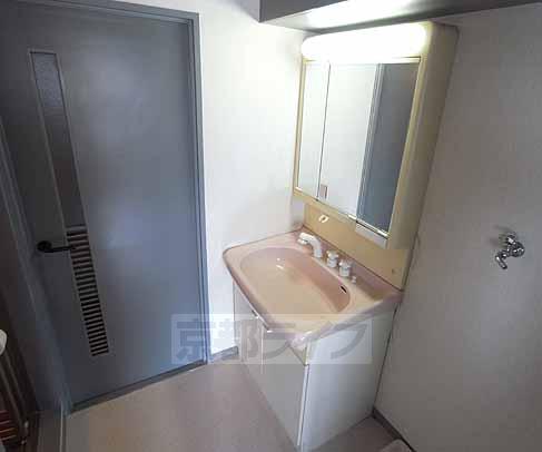 洗面設備　シャンプードレッサ付の独立洗面台です。