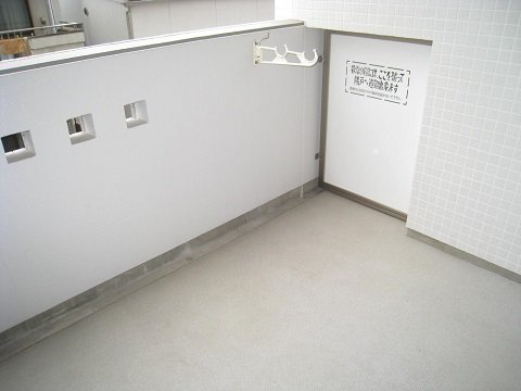 バルコニー　同物件、別号室のものです