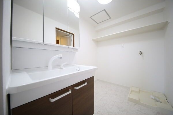 洗面設備　※写真は同じマンションの違う部屋のものになります。