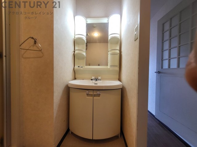 洗面設備　収納棚つきの洗面台