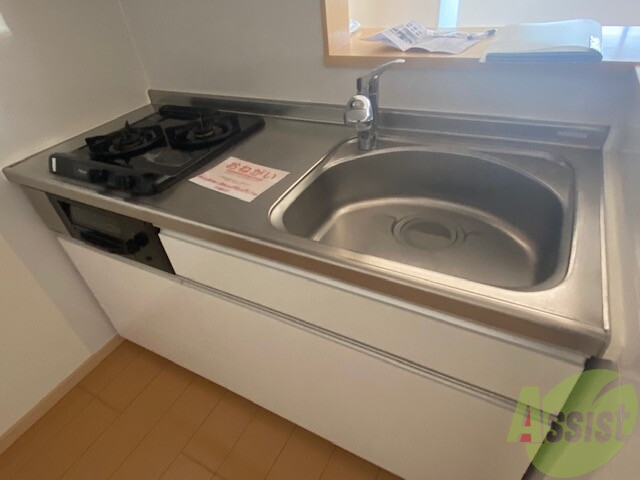 キッチン　嬉しいシステムキッチンです。コンロが付いているので便利ですよ