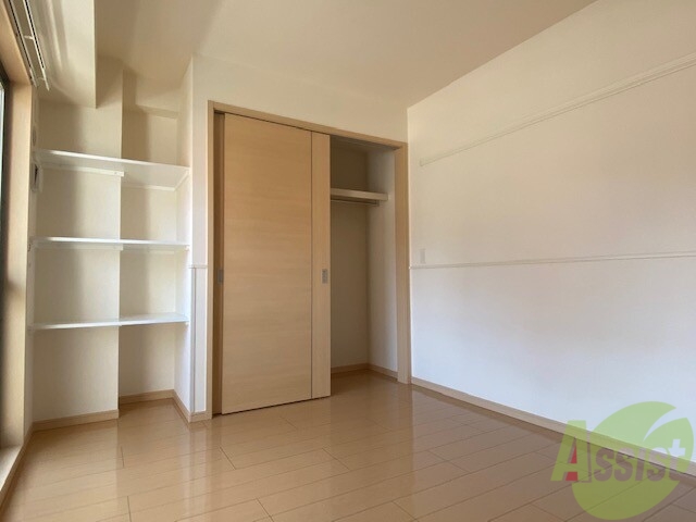 その他部屋・スペース　陽がたくさん入ってきて毎朝の目覚めが良くなりそうな寝室です。