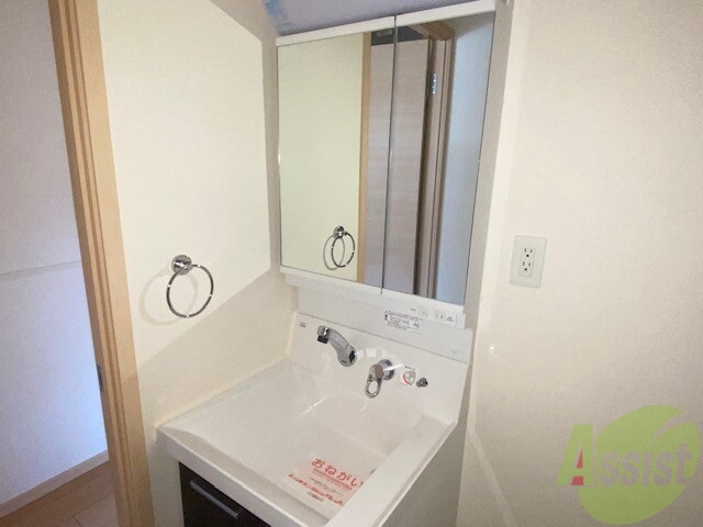 洗面設備　忙しい朝でもゆっくりと身支度ができる広さの洗面台ですね。