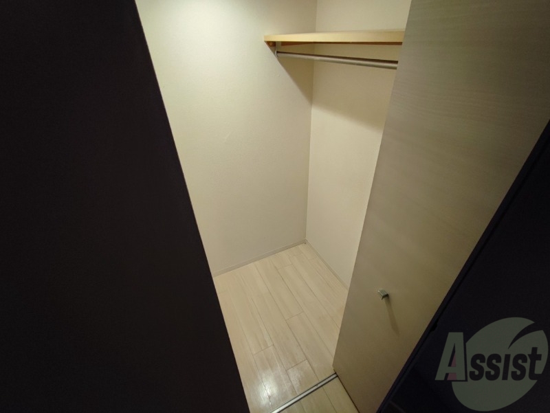 収納　こちらの収納にはハンガーをかけて服もしまえますね。
