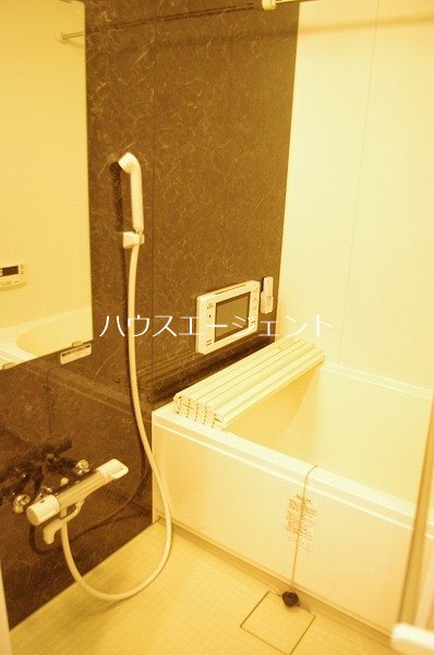 バス・シャワールーム　バストイレ別です。※参考画像