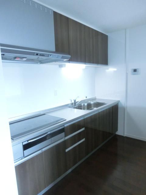 キッチン　３口ＩＨコンロとグリル付きのキッチン