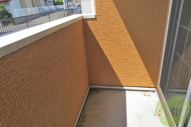 バルコニー　お天気の良い日は布団も干せてポカポカです。