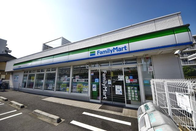 コンビニ　ファミリーマートアイダ草加中央店（コンビニ）まで1801m
