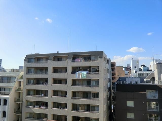 眺望　バルコニーからの青い空