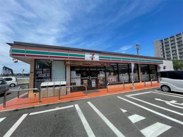 コンビニ　セブンイレブン 八幡陣原店（コンビニ）まで445m