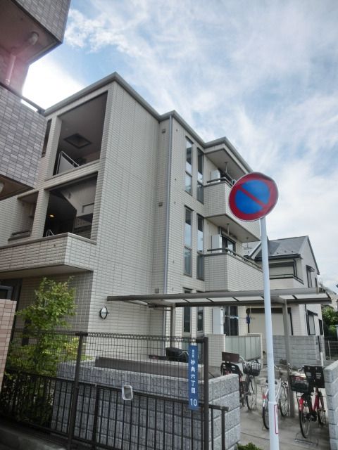 建物外観　鉄骨造3階建てマンションです
