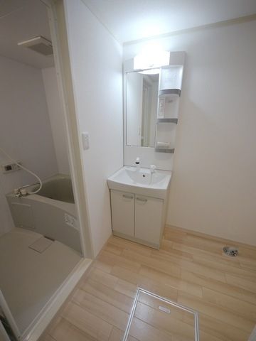 洗面設備　★脱衣所内の新品独立洗面台★