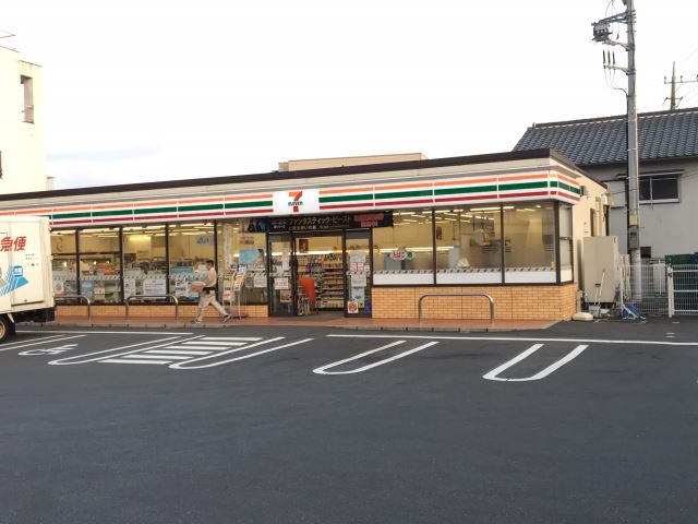 コンビニ　セブンイレブン（コンビニ）まで130m