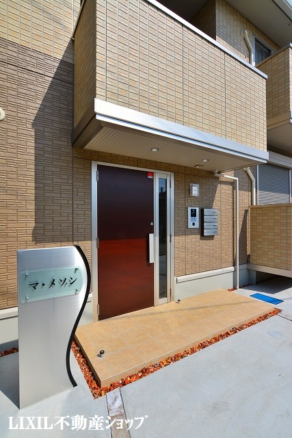 エントランス　オートロック機能付のエントランスです。