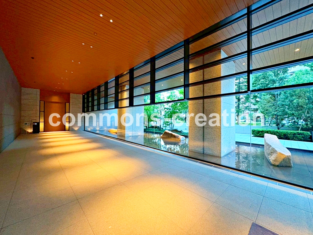 コンビニ　ナチュラルローソン白金一丁目店（コンビニ）まで261m