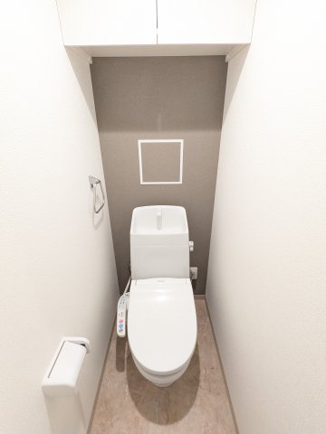 トイレ　落ち着いた色調のトイレです