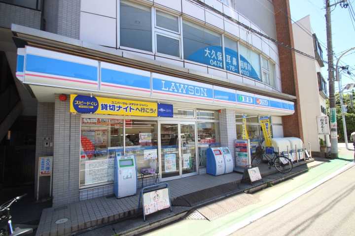 コンビニ　ローソン京成大久保駅前店（コンビニ）まで682m