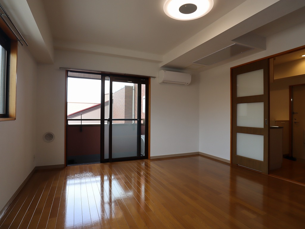 居室・リビング　数少ない独立角部屋　開口部各所にあり