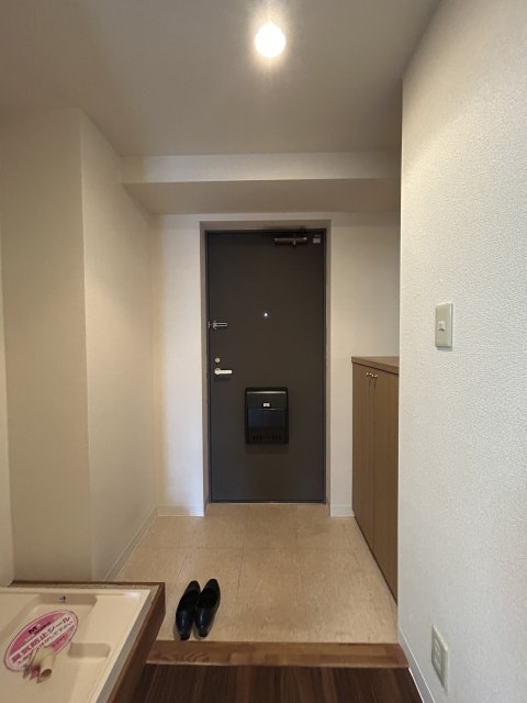 玄関　※写真は７０４号室です