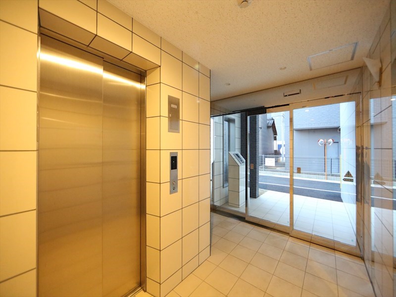 エントランス　エントランス　オートロック付　防犯カメラ有り