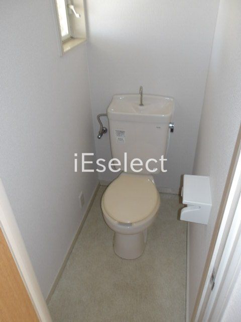 トイレ　トイレには窓も付いてます