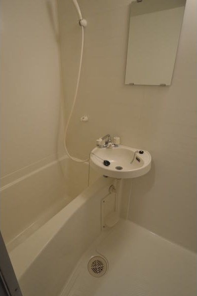 バス・シャワールーム　※写真は同じマンションの違う部屋のものになります。