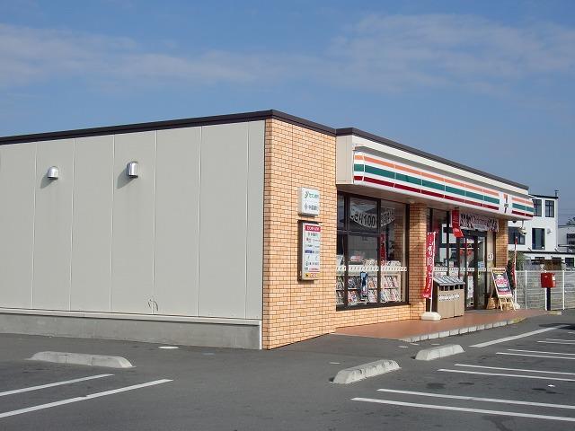 コンビニ　セブン-イレブン新倉敷駅前３丁目店（コンビニ）まで31m
